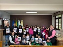 Alunos da Escola Municipal João Paulo II visitam a Câmara Municipal e entregam edições do Jornal Escola Conectada