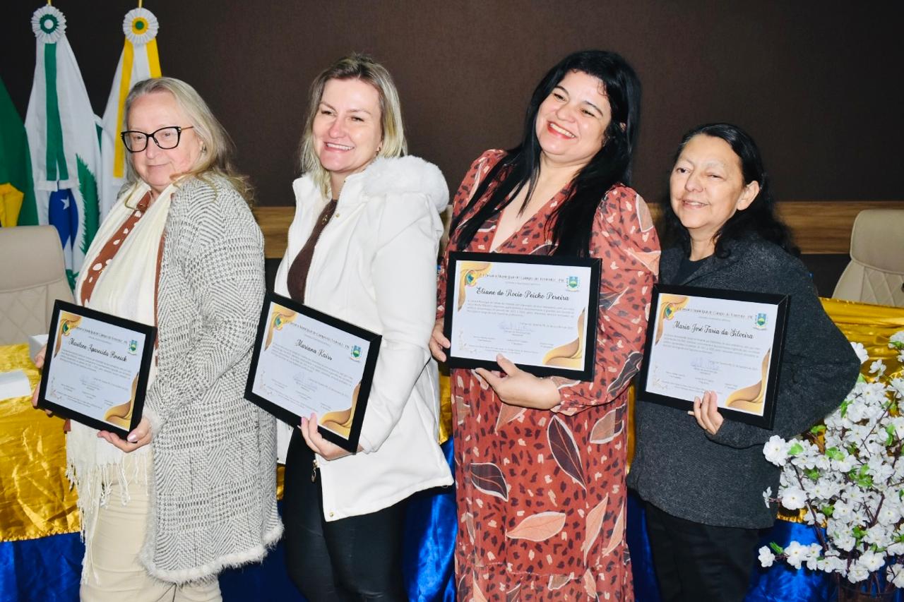 Sessão Solene em homenagem aos aposentados e entrega de títulos de destaque